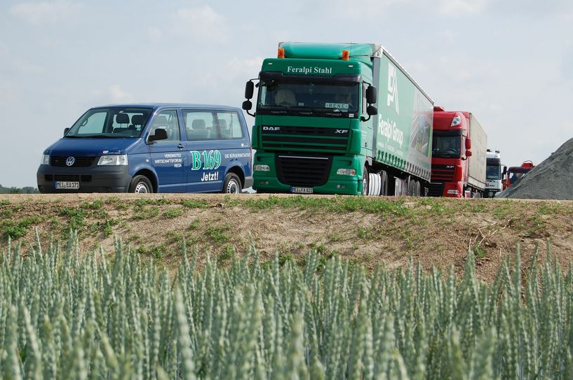 Mitten im Feld ist Schluss mit der Mehrspurigkeit. Die B?169 zwischen Riesa und Döbeln wartet seit Jahren auf den 3. und 4. Bauabschnitt und darauf, dass die Fertigstellung der Autobahnanbindung Realität wird. Foto: Farrar