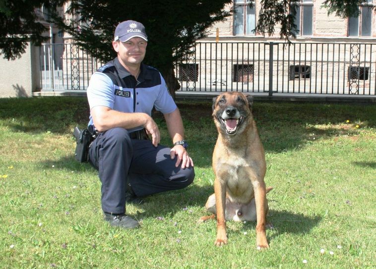 Eddy und sein Leinenführer Polizeihauptmeister Maik Kühn. Foto: Polizei