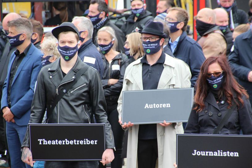 Stumme Künstler-Aktion vergangenen Freitag (5. Juni). Auch die Gruppe Silly (Fotos 6/7) waren dabei. Fotos: Pönisch