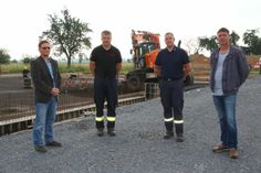 Hirschsteiner Bürgermeister Conrad Seifert (l.) und der Bauamtsleiter von Stauchitz, Dirk Zschoke, begutachten regelmäßig mit ihren Gemeindewehrleitern ihre gemeinsame Feuerwehr-Baustelle in Mehltheuer.  Fotos: Farrar