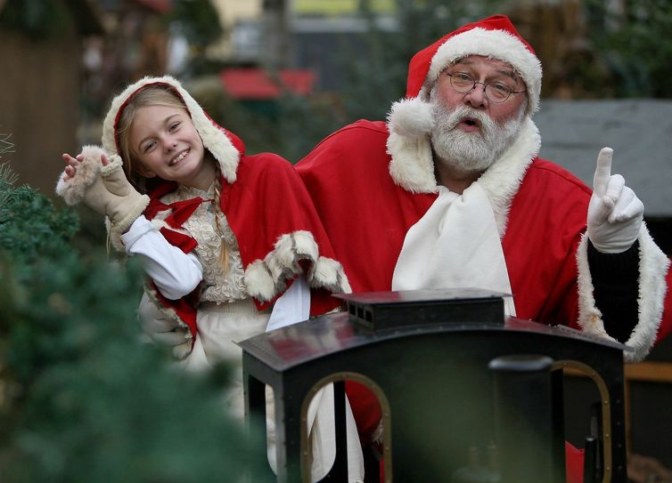 Caroline (9 Jahre), das Pirnaer Weihnachtskind aus 2019, eröffnete letztes Jahr gemeinsam mit Weihnachtsmann »Ekki« den Pirnaer Canalettomarkt. Foto: D. Förster