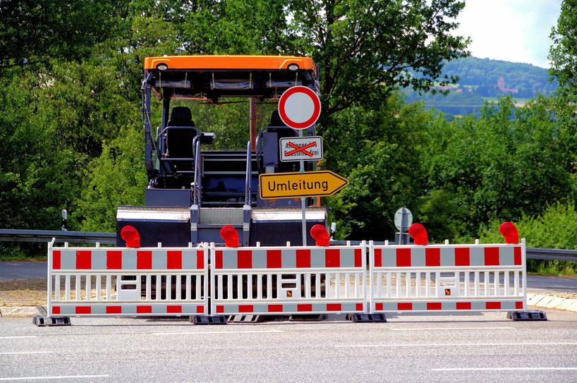 Themenbild: Kein Durchkommen ist ab Mittwoch, 20. April, auf der B96 bei Schwarzkollm. Hier soll voraussichtlich bis Ende November gebaut werden.