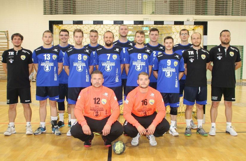 Die 1. Mannschaft des HC Bad Liebenwerda für die Saison 2022/23, hinten v.l.: Michael Dielefeld (Trainer), Jonas Wanitschka, Max Rukszio, Clemens Ludwig, Lucas Trabandt, Marvin Nürbchen, Jonas Hortler, Niclas Rieger, Franz Henkelmann, Jonas Schenk, Paul Wanitschka, Patrik Zieris (Trainer), Sebastian Tiews (Trainer); vorn v.l.: Oliver Böhme, Philipp Rieger. Auf dem Foto fehlen: Marius Noch, Florian Joseph, Jerome Molzberger.