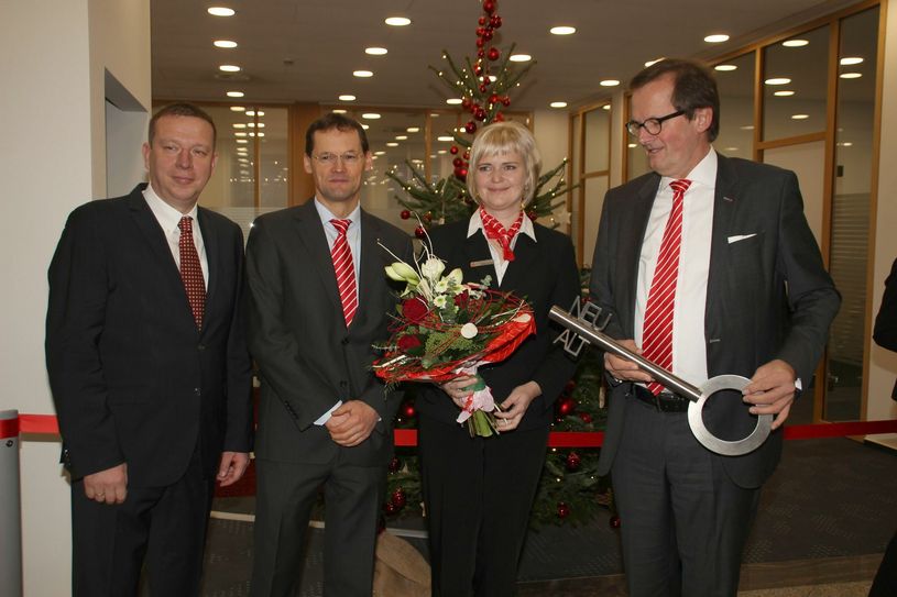 Die symbolische Schlüsselübergabe, v.l.: Landrat Christian Heinrich-Jaschinski, Vorstandsmitglied Thomas Liebsch, Geschäftsstellenleiterin Aileen Richter, Sparkassenchef Jürgen Riecke.