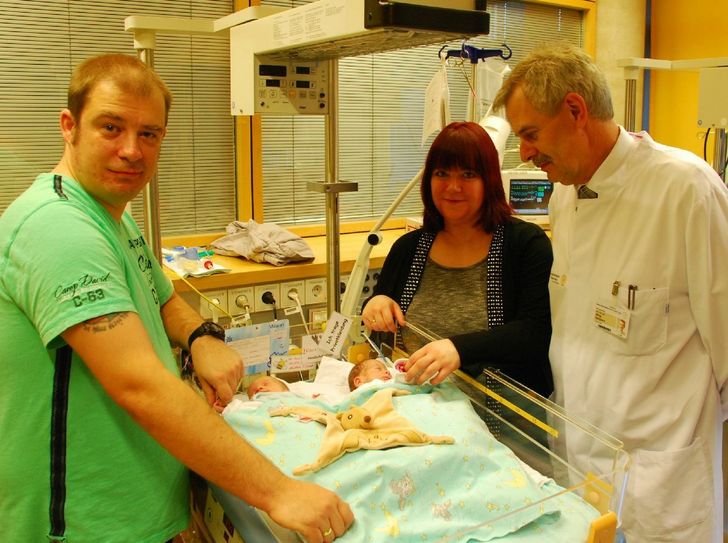 Die ostsächsische Familie Richter mit ihren zu früh geborenen Zwillingen gehört zu den ersten Nutzern der „Neo-App#Tagebuch“. PD Dr. Jörg Reichert (rechts) hat die jungen Eltern während des Krankenhausaufenthalts begleitet und setzt bei der weiteren Betreuung auf das von ihm mit entwickelte elektronische Tagebuch. Foto: Uniklinikum Dresden / Felix Koopmann