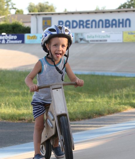 Früh übt sich, wer ein Meister werden will, so wie Elias (4) auf dem Laufrad.                          Foto: D.Förster