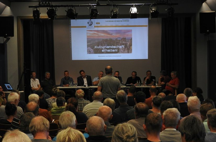 Auf einer Bürgerversammlung im Hohnsteiner Max-Jacob-Theater verkündete die Bürgerinitiative »Naturpark Sächsische Schweiz« den Start einer Petition und lud zur Diskussion.