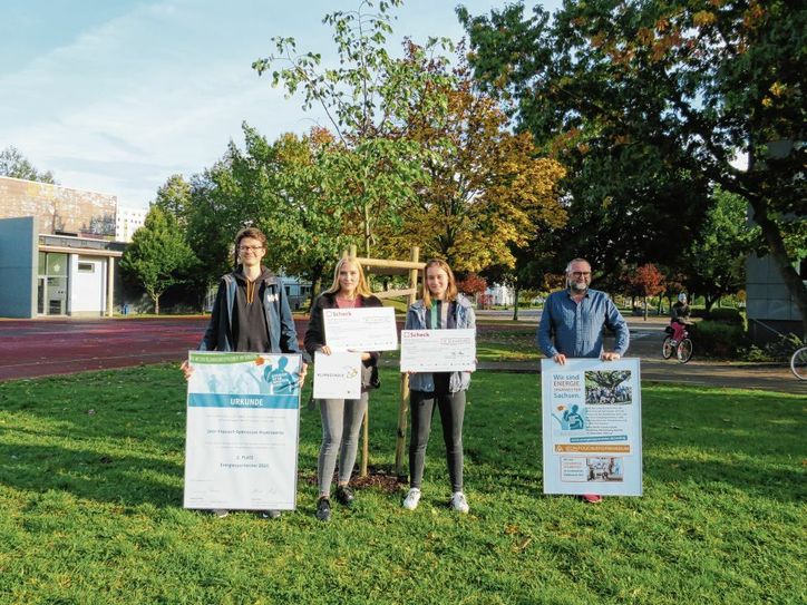 Ein Grund zur Freude: Benedikt Zimmermann, Anna Dewitz, Linda Richter und Lehrer Holger Köhler (v.l.n.r.) präsentieren stellvertretend für alle Projektteilnehmer die Auszeichnungen. Foto: Silke Richter
