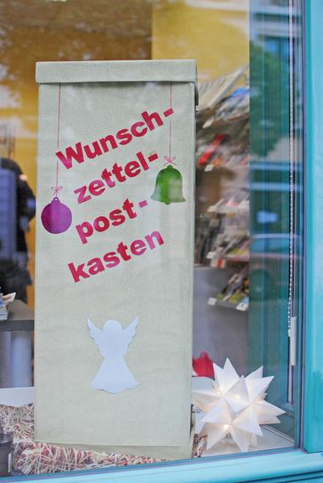 Der Wunschzettelpostkasten kann ab 16. November mit Briefen befüllt werden. Foto: pm
