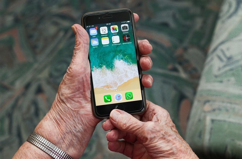 Eintrittskarten kaufen, Termine reservieren, Bankgeschäfte erledigen – alles online möglich, aber nicht jeder kommt mit der nötigen Technik klar.