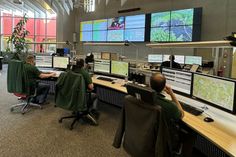 Der Blick in die Integrierte Regionalleitstelle Ostsachsen in Hoyerswerda zeigt die Arbeitsplätze, an denen die Waldbrandüberwachung erfolgt.
