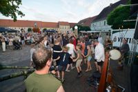 Ausgelassen feiern die Gäste in Uebigau auf dem Markt.