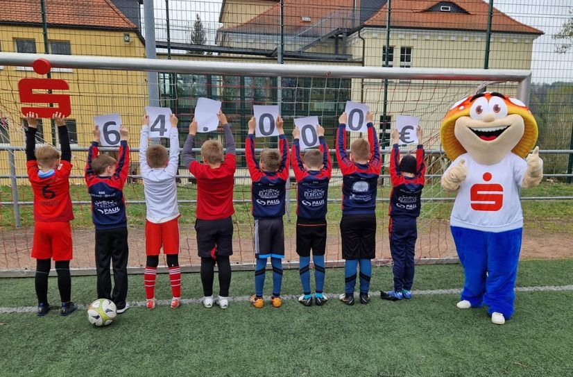 Die Kreissparkasse Bautzen und Glücksbringer Winni wollen Bewegungsangebote für Kinder und Jugendliche fördern.
