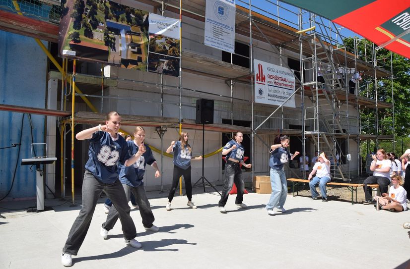 Die Lausitz Dance Group vom Ossi gibt eine Tanzvorführung.