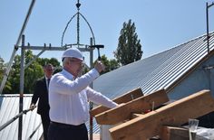 Oberbürgermeister Torsten Ruban-Zeh schlägt den letzten Nagel in den Dachstuhl ein.