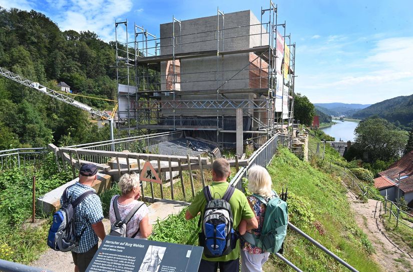 Stück für Stück entsteht der Burgturm neu - er soll acht Meter hoch werden.
