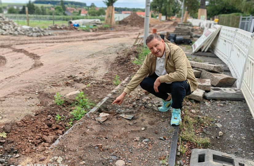 Jens Genschmar vom Heimatverein Niedersedlitz möchte die Gleise der alten Bahn gern als Erinnerungsstücke retten.