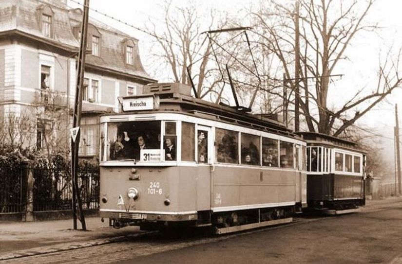 Die "Letzte 31" hält auf dem Foto an der Haltestelle "Sobrigauer Weg" - der Name genau wie heute auch noch. Die letzte Fahrt der "31" - der schönen alten Lockwitztalbahn.