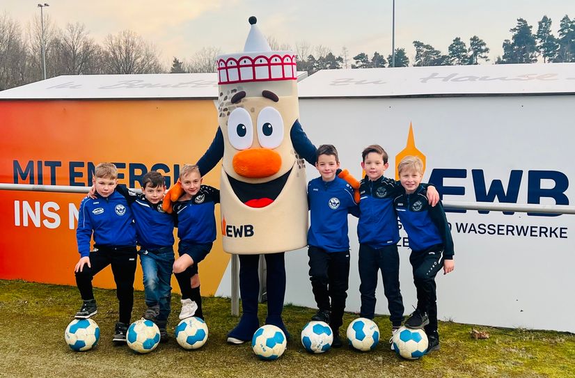 Maskottchen Wodi unterstützt das Fußballferiencamp in diesem Jahr.