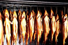 Zum Fischerfest gehört frisch geräucherter Fisch.