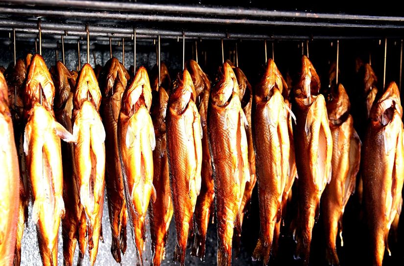 Zum Fischerfest gehört frisch geräucherter Fisch.