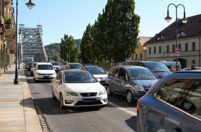 Seit Jahren warten Radfahrer auf sichere Wege über das Blaue Wunder - diese sollen jetzt kommen.
