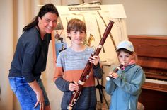 Jasper mit einem Fagottino und seine Schwester Mina mit einer Blockflöte, die Kinder aus Bannewitz mit Musiklehrerin Berit Chahbani aus Dresden.