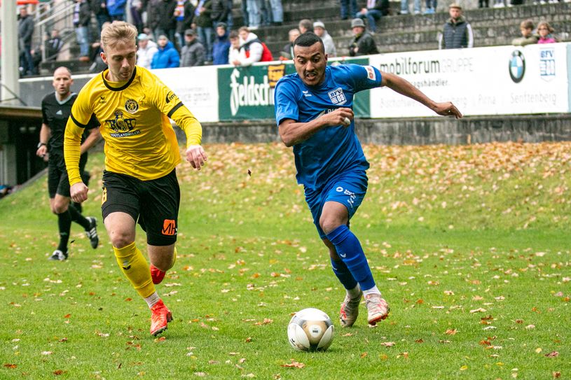 Der Bischofswerda-Spieler Miguel Pereira Rodrigues (blaues Trikot) schoss den Ausgleichstreffer in der Partie.
