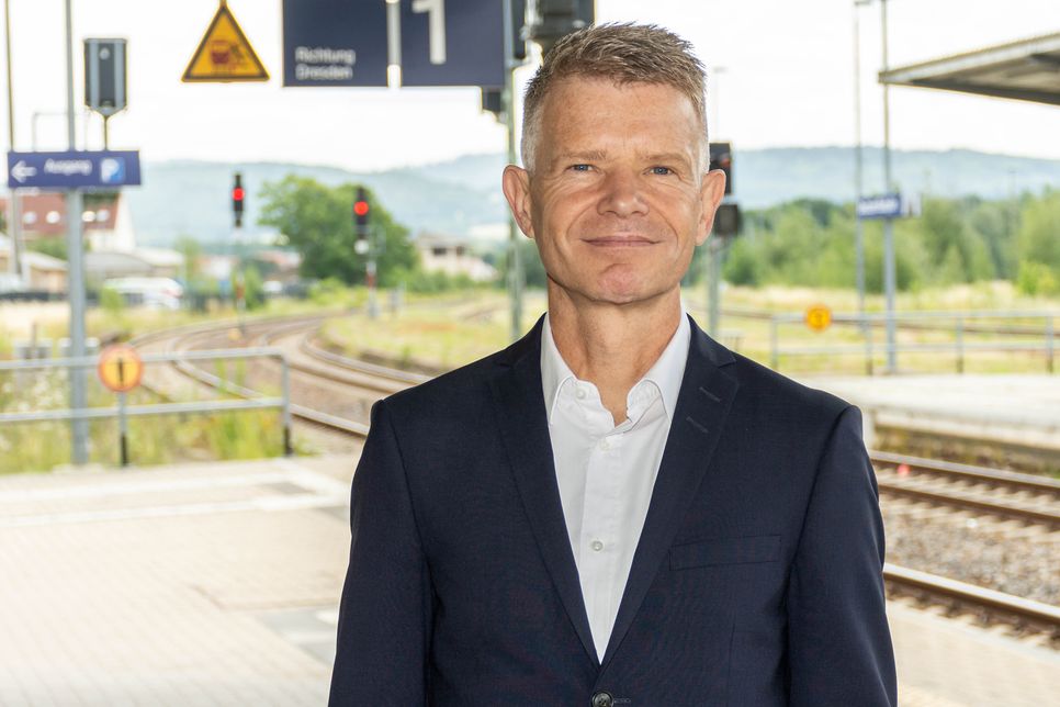 Christoph Mehnert wird ab 1. Januar 2024 Geschäftsführer des ostsächsischen Verkehrsverbundes ZVON. Im Vorfeld stand er dem WochenKurier Rede und Antwort.