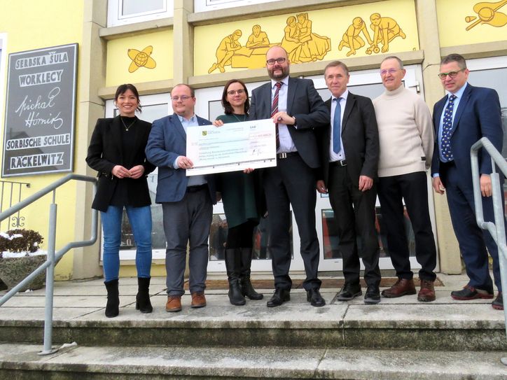 Staatsminister Christian Piwarz (mitte) übergibt den Fördermittelscheid an Bürgermeister Clemens Poldrach (2.v.l.) und Schulleiterin Diana Scholze (3.v.l.). Mit dabei Elaine Jentsch (l.), CDU-Landtagsabgeordneter Aloysius Mikwauschk (3.v.r.), der stellv. Bürgermeister Dr. Benno Walde (2.v.r.) und der Standortleiter des LaSuB Bautzen, Mathias Peter (r.).  Foto: Matthias Stark