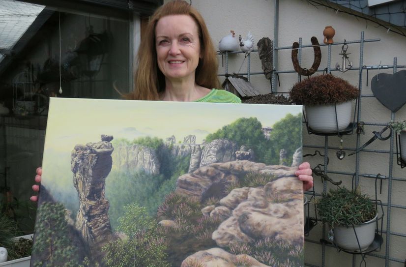 Gudrun Stark präsentiert ihre Bilder.