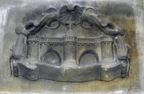Relief vom Kreuz auf der Elbbrücke im Eingang der Kreuzkirche.