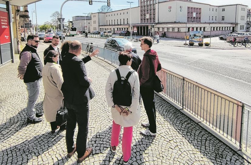 Die Mitglieder der KAS unterwegs am Bahnhofsvorplatz. Die Planungen für den Platz sollen 2023 wieder aufgenommen werden.