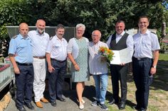 Der stellvertretende Gemeindewehrleiter Thomas Heinrich, MdL Marko Schiemann, Landesfeuerwehr-Kamerad Gert Schöbel, Bürgermeisterin Madeleine Rentsch, Landrat Udo Witschas und Kreisbrandmeister Stefan Hentschke beglückwünschen Alwin Hensel (3.v.r.) zu der Auszeichnung.