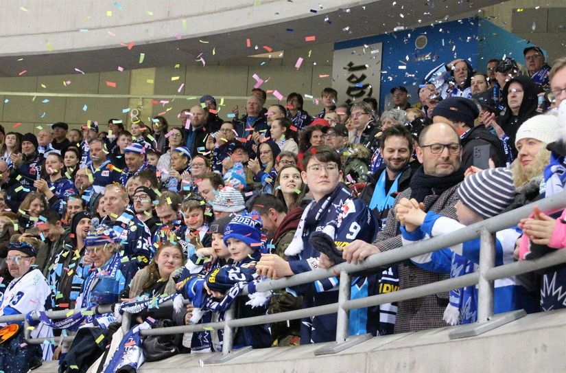 Fans feiern ihre Eislöwen