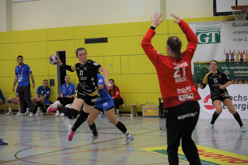 Vanessa Huth kommt nach einem Konter frei zum Torabschluss. Foto: Rocci Klein
