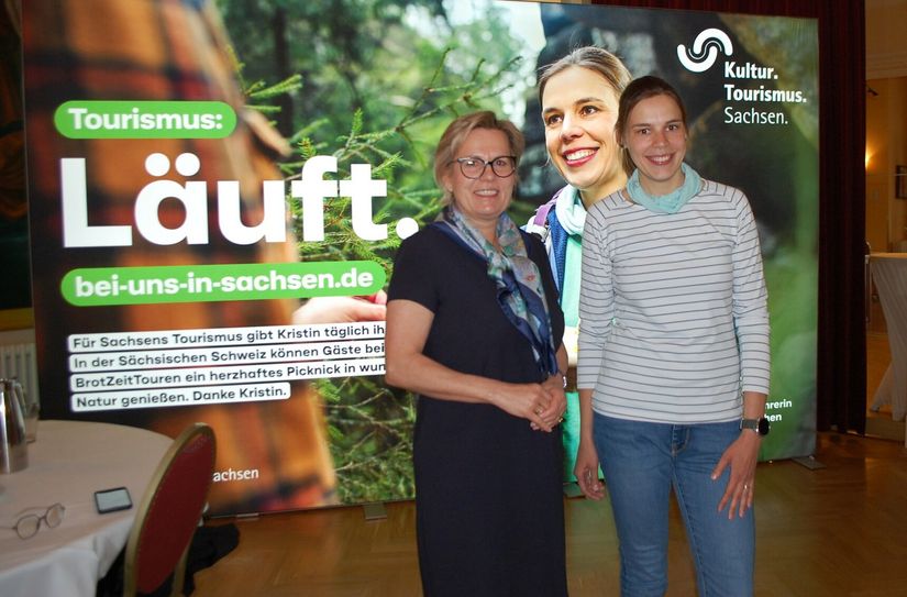Kristin Arnold (re.), Inhaberin der Wanderagentur »BrotZeitTour – Regional.Wandern.Genießen« ist das Gesicht der Tourismuskampagne für die Sächsische Schweiz. Hier mit Tourismusministerin Barbara Klepsch vor dem Kampagnen-Plakat.