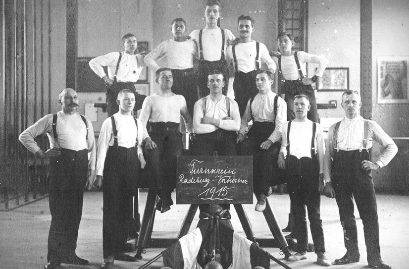 Mitglieder des Radeburger Turnvereins, unbek. Fotograf 1915, Stadtarchiv Radeburg 10437.