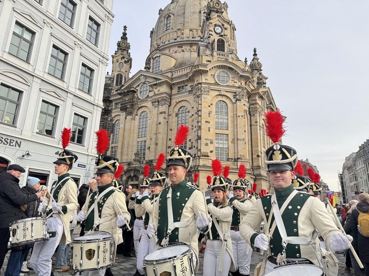 Der Festumzug führte die Radeberger Spielleute durch die historische Altstadt Dresdens.