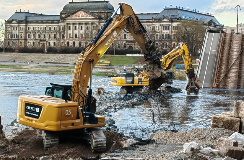 Die Bagger können die beiden Gerbergelenke, die noch in der Elbe liegen, nicht erreichen.
