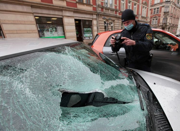 Ein Polizeibeamter dokumentiert den Schaden in der Pirnaer Innenstadt. Foto: Daniel Förster