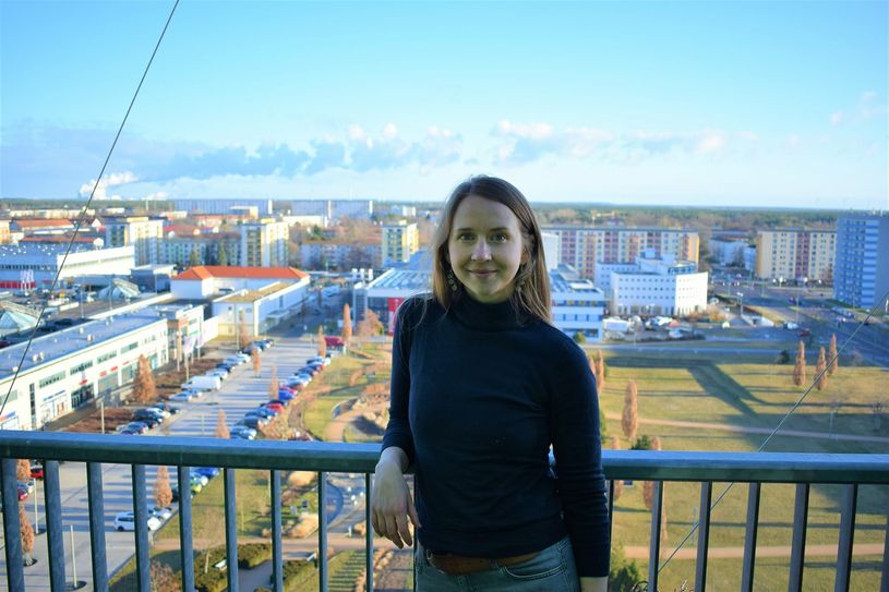 Sarah Stötzner ist neu im Team der Stadtverwaltung Hoyerswerda und kümmert sich dort als Projektmanagerin um den Strukturwandel. Dafür kehrte die 32-jährige Hoyerswerdaerin in die Lausitz zurück.