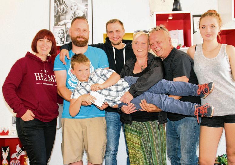 Die Macher: Stephanie Auras, Willkommensagentur „Comeback Elbe-Elster“, Thomas Richter (mitwirkender Darsteller), Texter und Sänger „Tiaz“, Simone Eckert (Sängerin), Axel Eckert (Produzent) und Sängerin Lucia Eckert (v.l.). Quer im Bild: Luczin-Felix Eckert (8), der unseren Stammlesern auch als WochenKurier-Zeitungsjunge Felix noch bekannt sein dürfte. Übrigens hat die Willkommensagentur am Sängerfest-Samstag von 10 bis 24 Uhr geöffnet und lädt zum „Sängerfestempfang“ für Rückkehrer, Zuzügler und Pendler ein. Nicht auf dem Foto die jungen Nachwuchstalente : Lilli, Mathilda, Alina, Laura und Maximilian. Foto: wit
