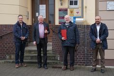 Kooperation besiegelt (vo.li.na.re.): Kay Bucke (Sachgebietsleiter Bauleitplanung, Tiefbau, Öffentliche Sicherheit Amt Altdöbern), Frank Neubert (Amtsdirektor Amt Altdöbern), Thomas Zenker (Bürgermeister Stadt Großräschen) und Max Heyde (Amtsleiter Bauamt Stadt Großräschen). Foto: Kati Kiesel