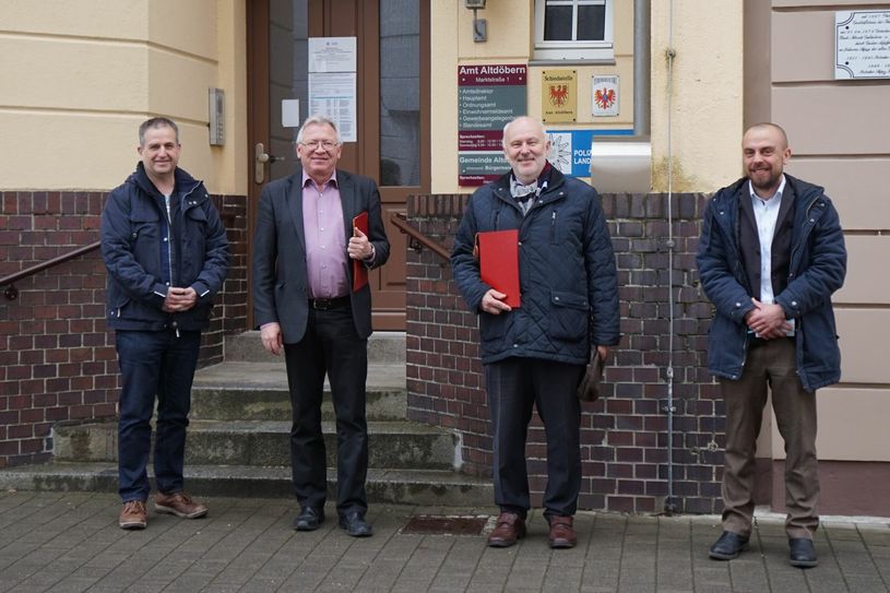 Kooperation besiegelt (vo.li.na.re.): Kay Bucke (Sachgebietsleiter Bauleitplanung, Tiefbau, Öffentliche Sicherheit Amt Altdöbern), Frank Neubert (Amtsdirektor Amt Altdöbern), Thomas Zenker (Bürgermeister Stadt Großräschen) und Max Heyde (Amtsleiter Bauamt Stadt Großräschen). Foto: Kati Kiesel