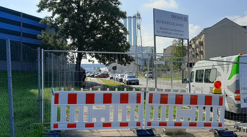 Nach einem Unfall Ende August 2020 wurde der Radweg durch das Werksgelände der Drewag Stadtwerke im September gesperrt. Jetzt ist eine Lösung in Sicht. Foto: ADFC