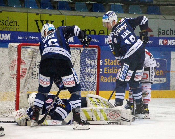 Bruno Riedl (re.) im Einsatz für die Eislöwen. Foto: Büttner