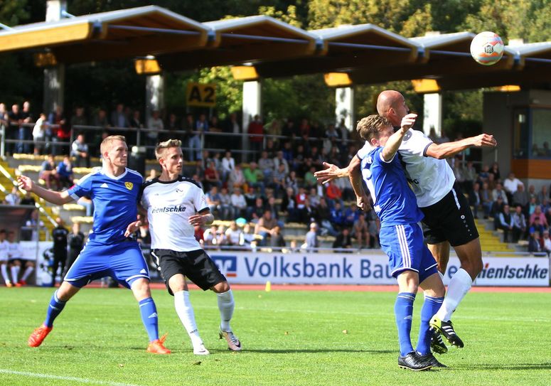 Wenig Torgefahr vertrömen die Bautzner Sturmspitzen Josef Nemec (rechts) und Paul Milde (2.v.li.). Foto: Torsten Zettl