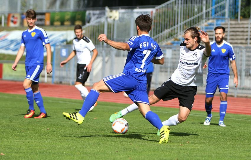 Tobias Heppner (rechts, Bautzen) setzt sich hier gegen Clemens Koplin (Mitte, Luckenwalde) durch. Foto: Torsten Zettl