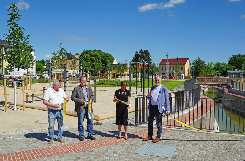 Dr. Gerd Merkert (Natur + Stein Landschaftsbau GmbH), Thomas Klingauf (Ingenieurbüro Klingauf), Juliane Kießling (SAB/Freistaat Sachsen) und Oberbürgermeister Uwe Rumberg (v.l.n.r.) bei der Eröffnung des Parks.